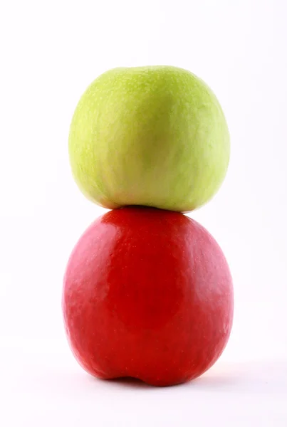 Duas maçãs maduras isoladas em branco — Fotografia de Stock