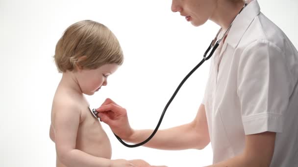Arzt untersucht kleines Mädchen mit Stethoskop