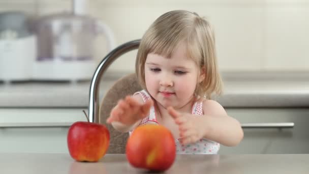 Dítě hraje s červenými jablky — Stock video