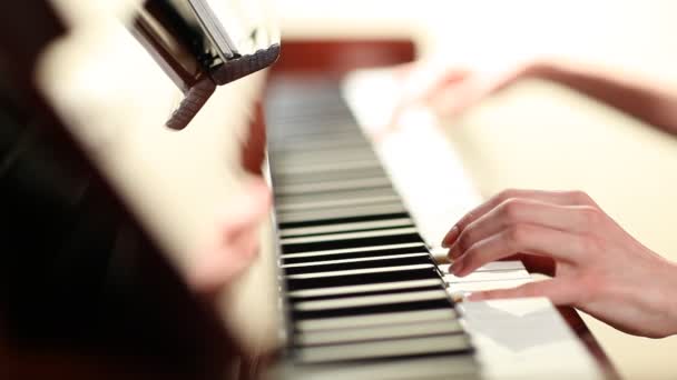 弹钢琴 — 图库视频影像