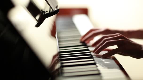 Грати на фортепіано — стокове відео