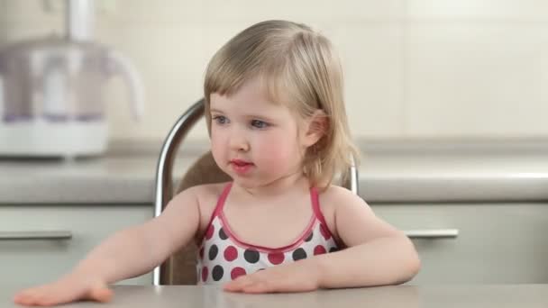 Niña en la mesa — Vídeo de stock