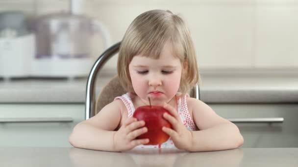 Barnet äta äpple — Stockvideo