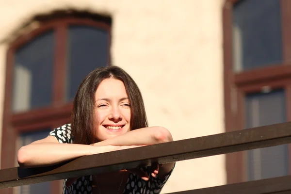 Gelukkig jonge vrouw buitenshuis — Stockfoto