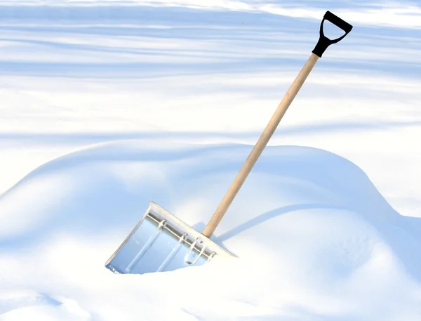 Лопата для удаления снега — стоковое фото