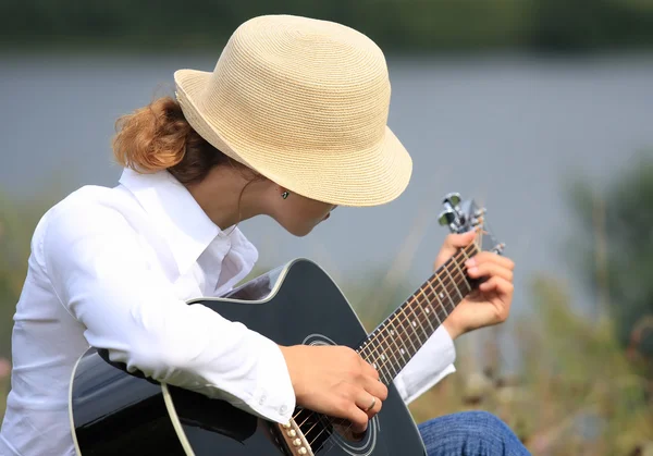 Girl with the guitar — Stock Photo, Image