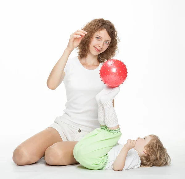 Mutlu anne küçük kızı ile spor egzersizleri yapıyor — Stok fotoğraf