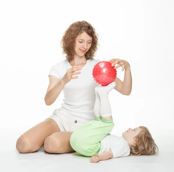 Happy matka dělá sportovní cvičení s malou dcerou — Stock fotografie