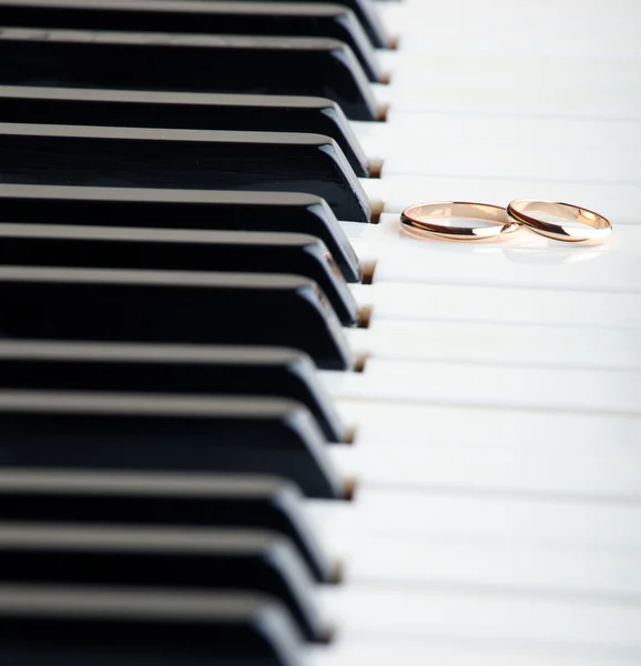 Wedding rings on a piano — Stock Photo, Image