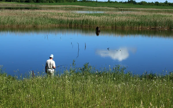 Fishing on the lake — Stock Photo, Image