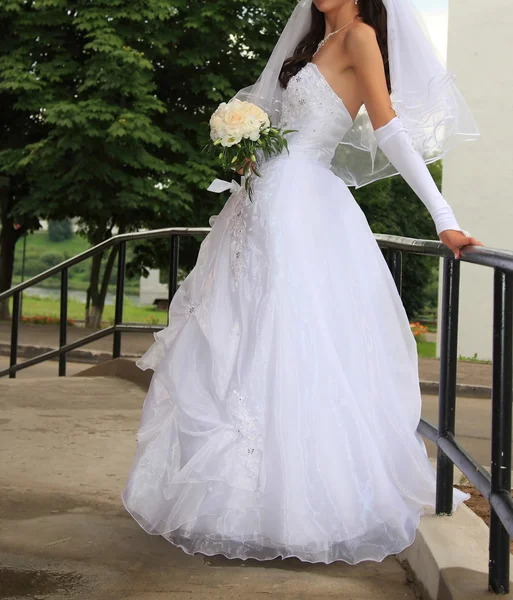 Novia con flores — Foto de Stock