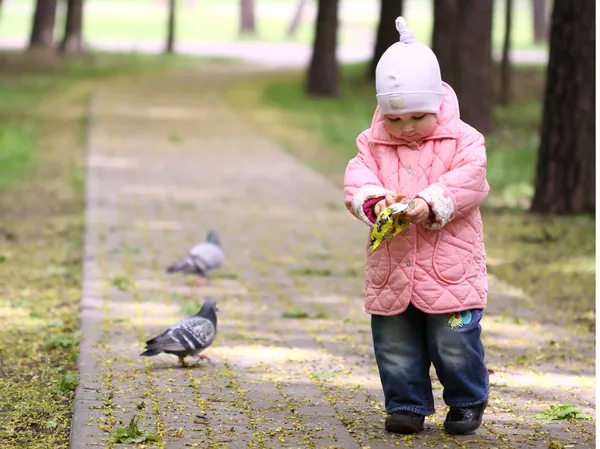 Прогуливающийся ребенок в парке — стоковое фото