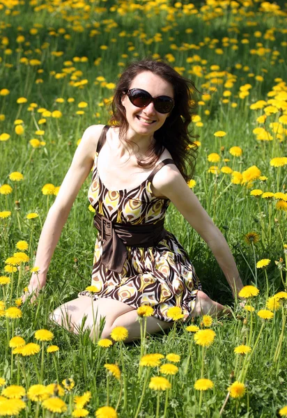 Щаслива молода жінка насолоджується сонцем на лузі — стокове фото