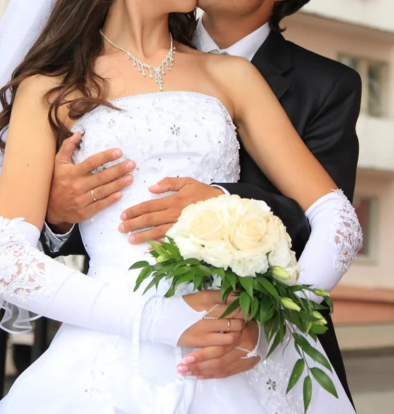 Abrazando novia y novio — Foto de Stock