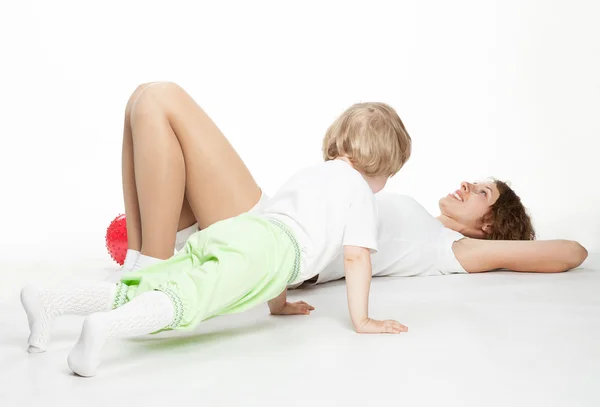 Happy matka dělá sportovní cvičení s malou dcerou — Stock fotografie