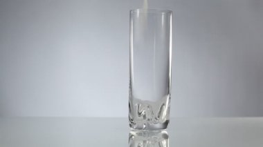 uzun bir bardak dökülür varlık süt