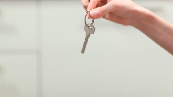 Femme mettant du linge dans la machine à laver, puis le retirant — Video