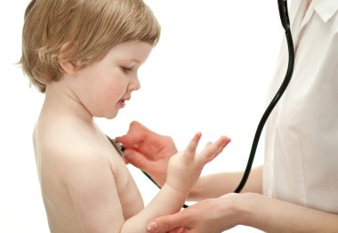 Doktor muayene küçük bebek stetoskop ile