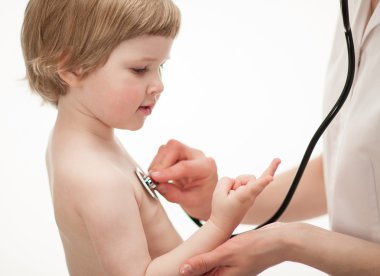 Doktor muayene küçük bebek stetoskop ile
