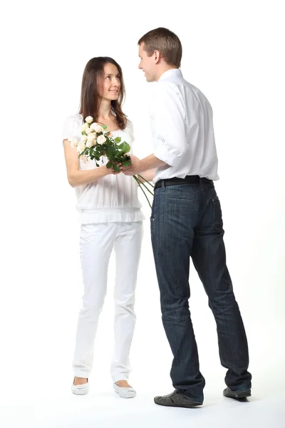 Data romântica: cara apresentando flores para jovem senhora — Fotografia de Stock