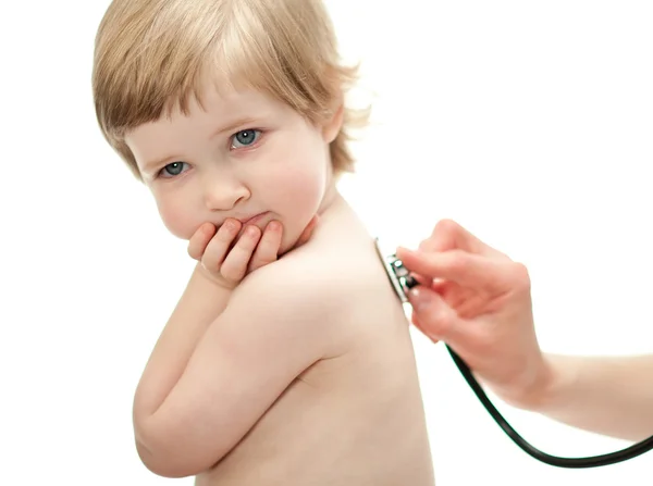 Médico examinando bebê pequeno com estetoscópio isolado em branco — Fotografia de Stock