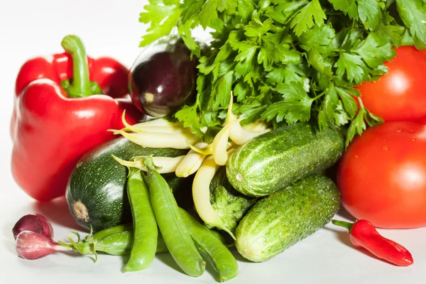Vegetabiliska sortiment: rå färsk sommargrönsaker — Stockfoto
