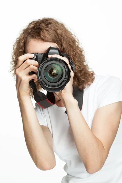 Fille prendre une photo à l'aide d'un appareil photo numérique — Photo