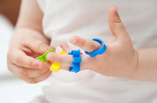 おもちゃで赤ちゃんの手 — ストック写真