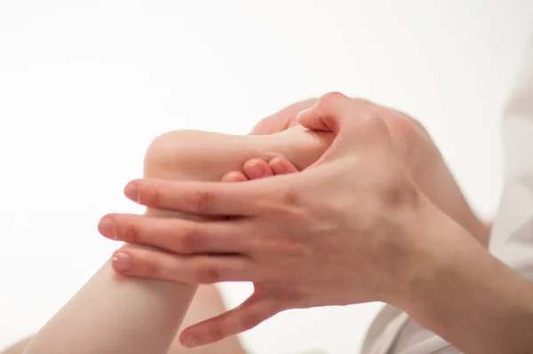 Die therapeutische Massage für die Füße des Babys — Stockfoto