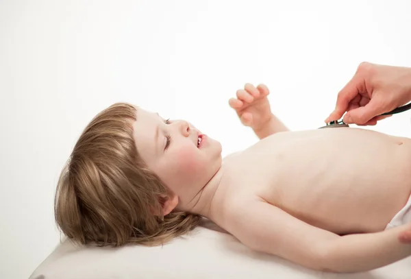 Médico examinando bebê pequeno com estetoscópio — Fotografia de Stock