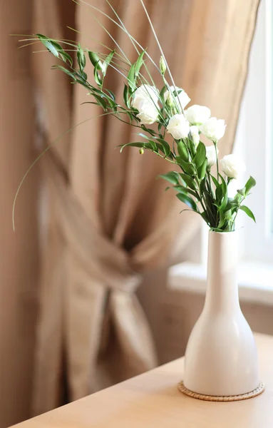 在一个白色的花瓶中的鲜花 — 图库照片