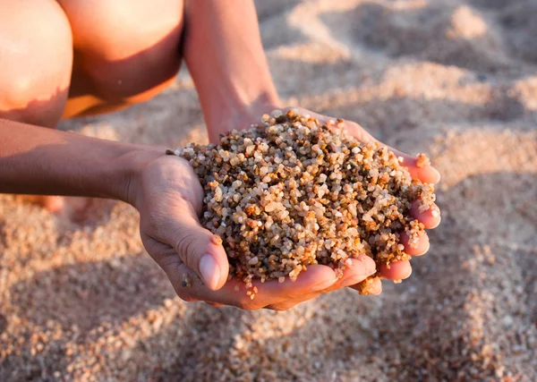 Le sable dans les mains humaines — Photo