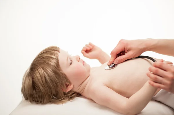 Médico examinando bebê pequeno com estetoscópio — Fotografia de Stock