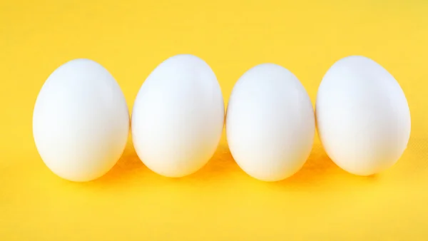 Huevos aislados sobre fondo amarillo —  Fotos de Stock