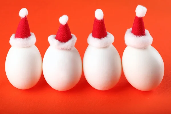 Quatro ovos nos chapéus do Pai Natal — Fotografia de Stock