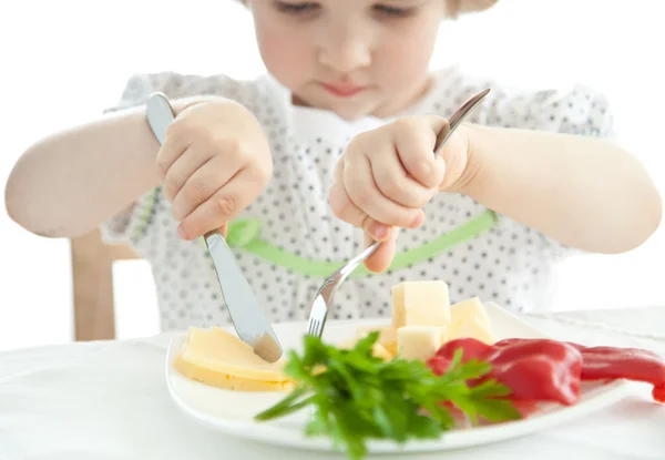 Liten flicka äter sin middag — Stockfoto