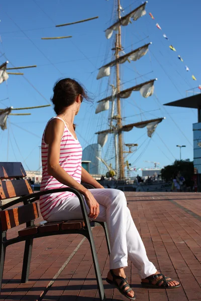 Atraktivní mladá žena v námořního přístavu — Stock fotografie