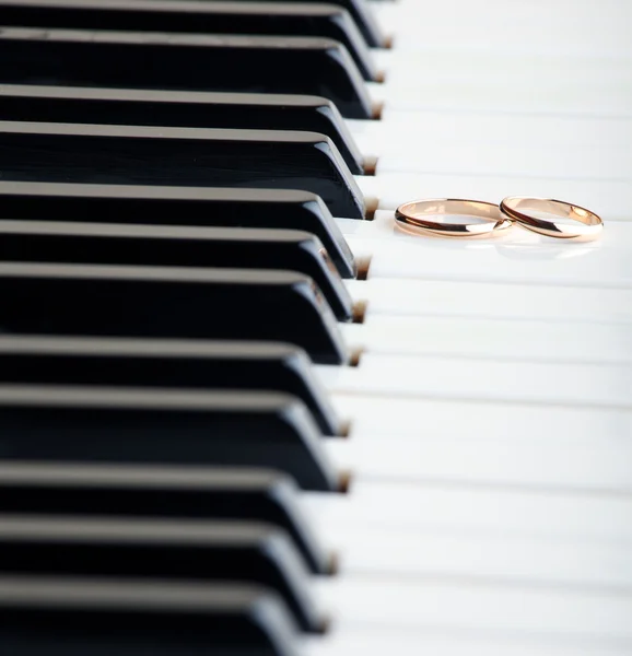ピアノで結婚指輪 — ストック写真