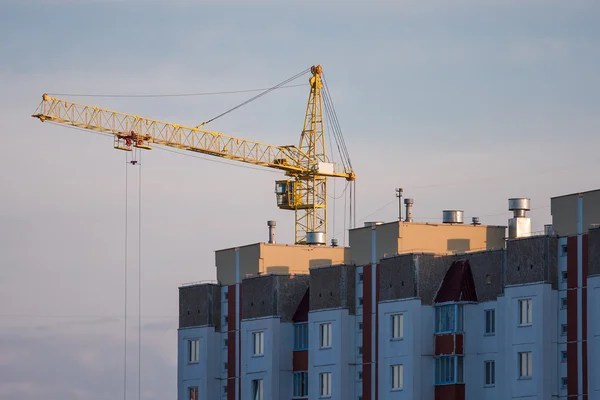 タワー クレーンと建設中の鉄筋の建物 — ストック写真