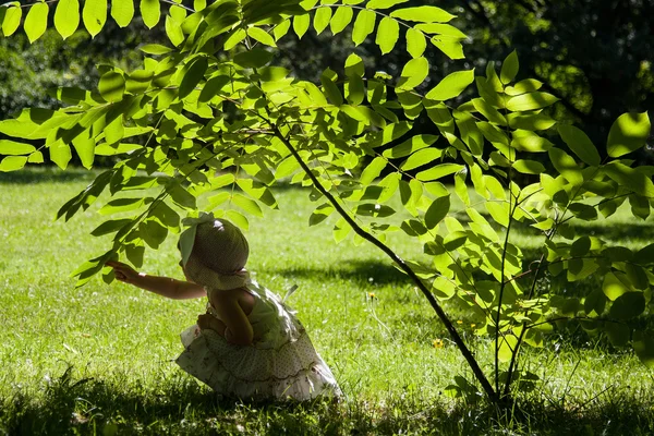 Klein meisje in een zomer park — Stockfoto
