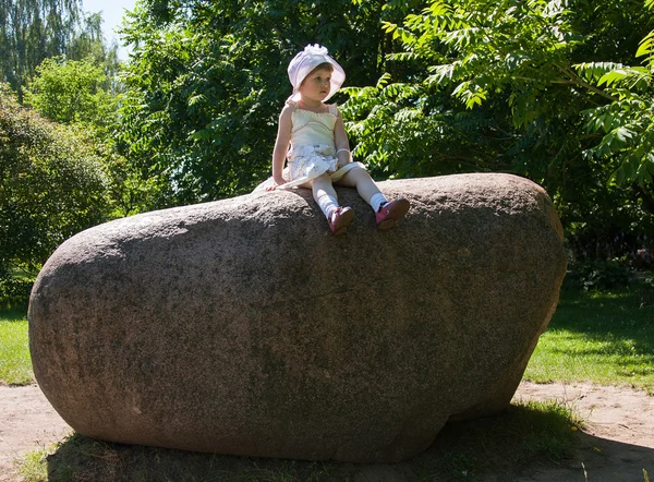 Bambina in un parco estivo — Foto Stock