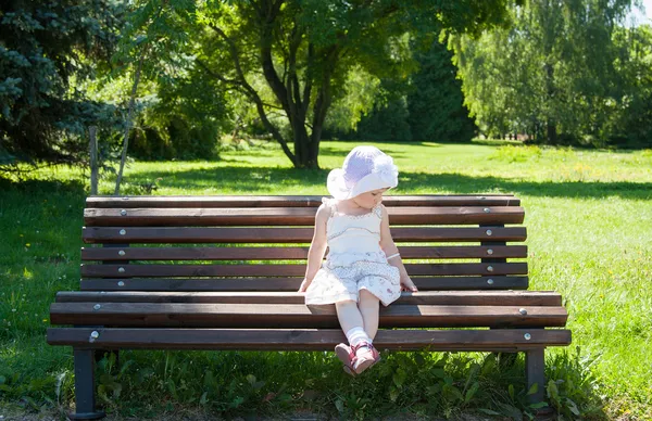 Little girl in a summer park — Stock Photo, Image