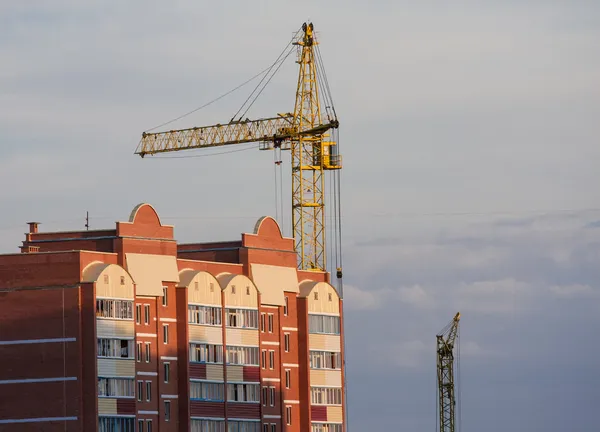 Tower crane and reinforced building under construction — Stock Photo, Image