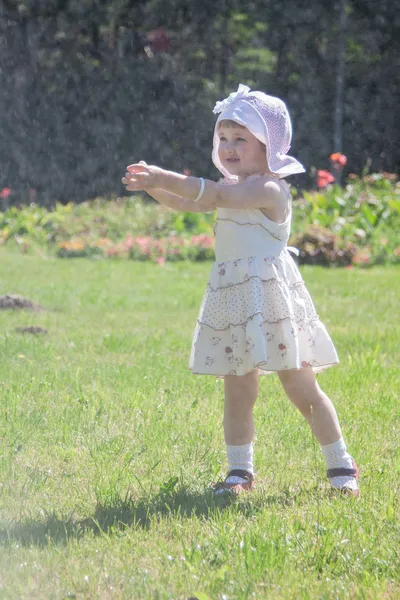 Маленькая девочка в летнем парке — стоковое фото