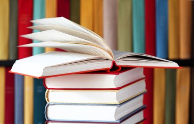 yığılmış kitaplar ve kitap rafı