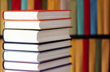 yığılmış kitaplar ve kitap rafı