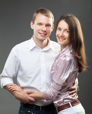 Genç çift gülümseyen portresi