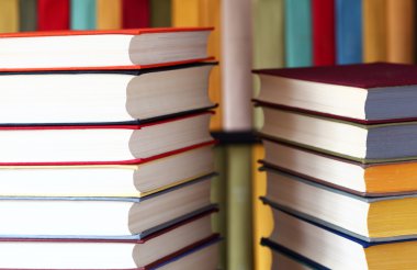 yığılmış kitaplar ve kitap rafı