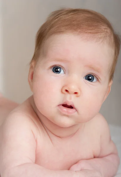 Petite fille bébé regarde vers le haut — Photo