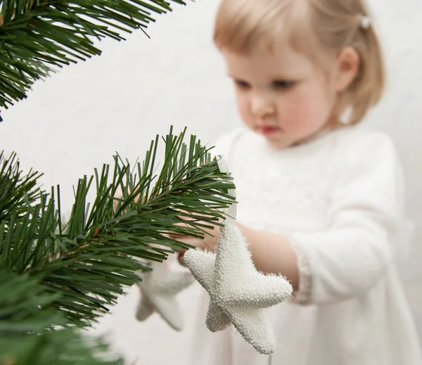 女の子がクリスマス ツリーを飾ること — ストック写真